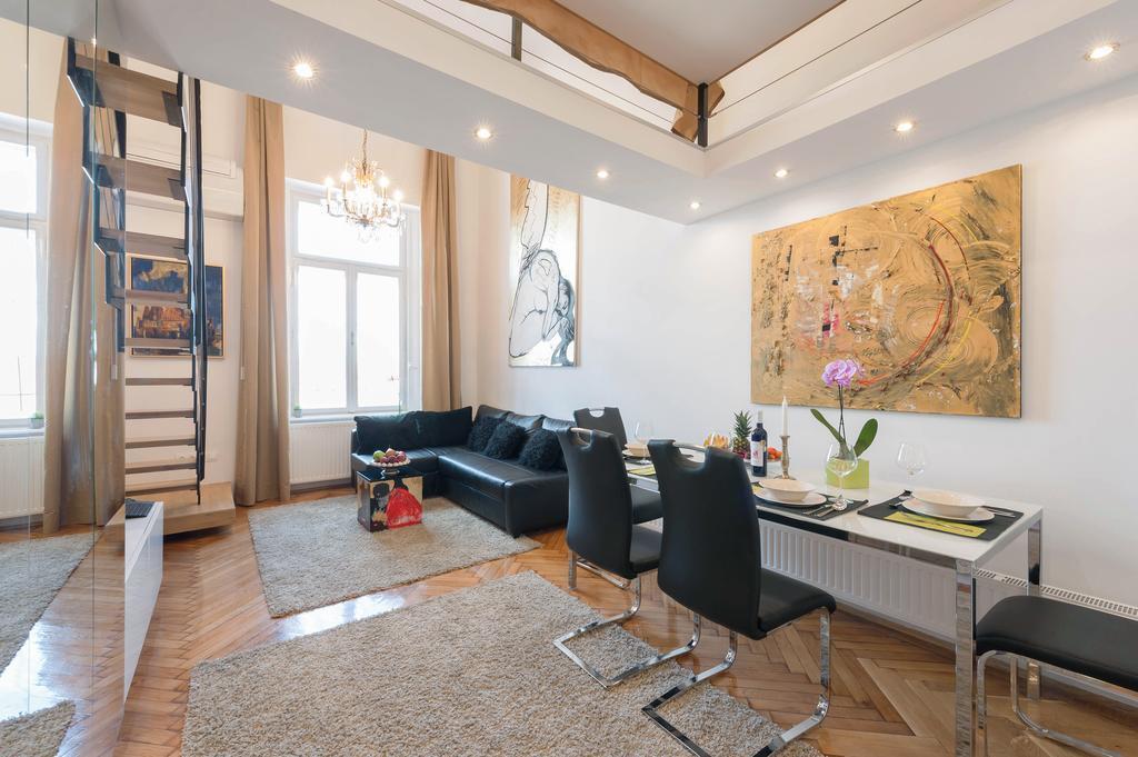 Bridge & Castle Art Apartman *